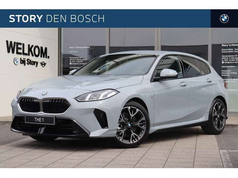 M brooklyn grau Nieuw 2025 BMW 120 M Sport Hatchback | € 47.495 (Super prijs) - Afbeelding 1/4