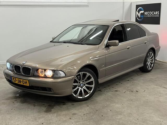 Beige Occasion 2002 BMW 520 Sedan | € 4.949 (Eerlijke prijs) - Afbeelding 1/4