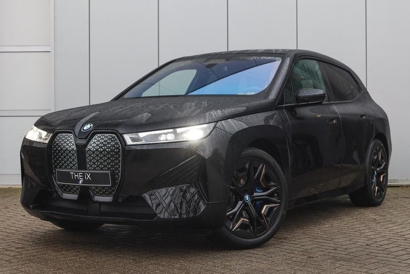 Saphirschwarz Nieuw 2024 BMW iX Executive SUV | € 107.363 (Iets duurder) - Afbeelding 1/4