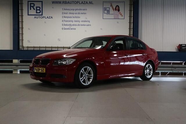 Rood Gebruikt 2008 BMW 318 Sedan | € 8.850 (Duur) - Afbeelding 1/4