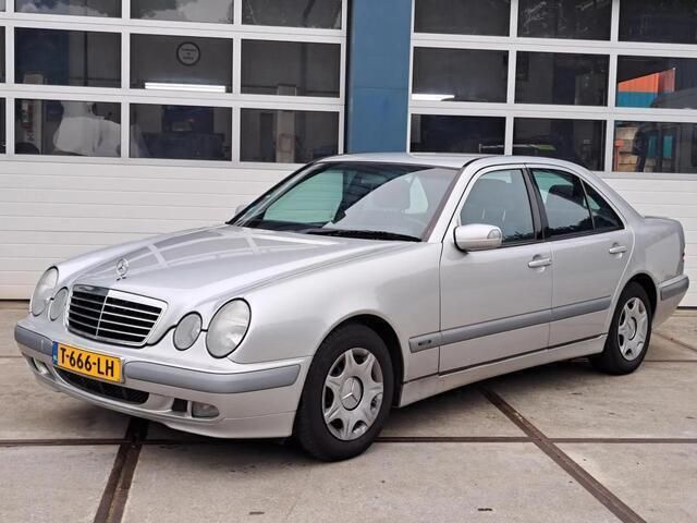 Grijs Gebruikt 2000 Mercedes E240 Classic Sedan | € 6.800 - Afbeelding 1/4