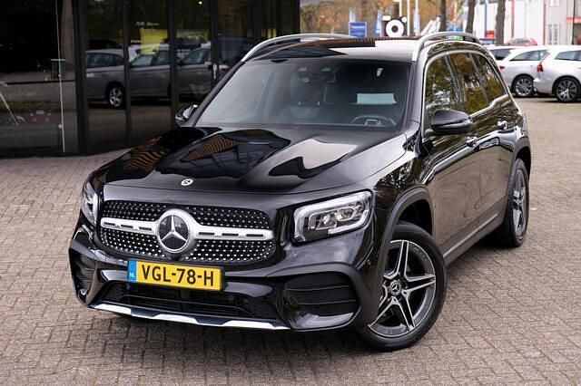 Zwart (metallic) Gebruikt 2020 Mercedes GLB180 AMG SUV | € 28.950 (Super prijs) - Afbeelding 1/4