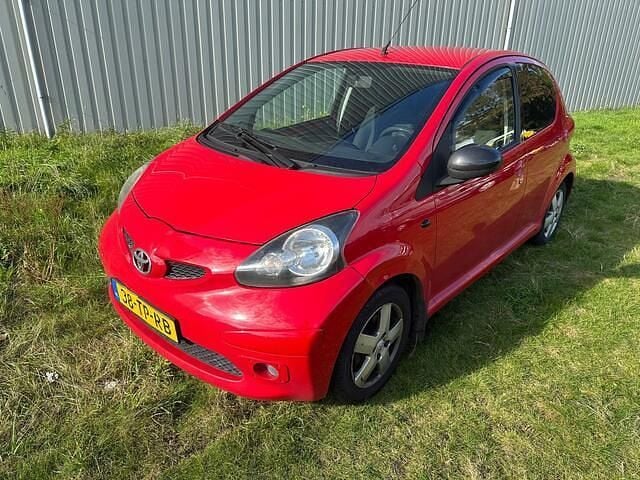Rood Occasion 2007 Toyota Aygo Sport Hatchback | € 2.450 (Iets duurder) - Afbeelding 1/4