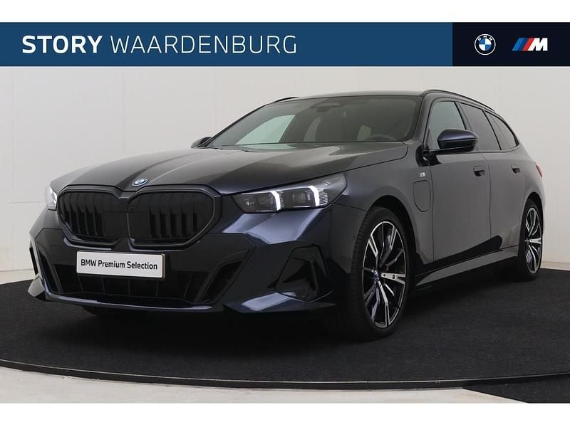 Zwart Gebruikt 2025 BMW 550e Comfort Edition Stationwagen | € 92.950 (Eerlijke prijs) - Afbeelding 1/4