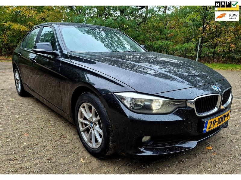 Zwart Gebruikt 2012 BMW 320 Executive Sedan | € 14.750 (Eerlijke prijs) - Afbeelding 1/4