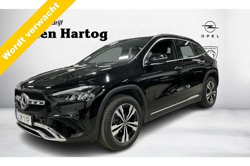 Zwart, metallic lak Gebruikt 2024 Mercedes GLA250 Business SUV | € 42.950 (Goede deal) - Afbeelding 1/4