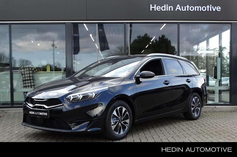 Zwart, metallic lak Nieuw 2025 Kia Ceed Sportswagon Stationwagen | € 34.995 (Iets duurder) - Afbeelding 1/4