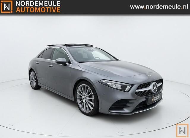 Grijs Occasion 2019 Mercedes A180 AMG line Sedan | € 22.900 (Eerlijke prijs) - Afbeelding 1/4