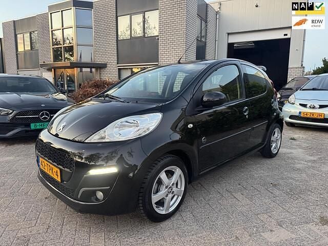 Zwart Gebruikt 2012 Peugeot 107 Envy Hatchback | € 3.150 (Goede deal) - Afbeelding 1/4