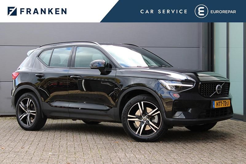 Zwart Gebruikt 2023 Volvo XC40 Plus SUV | € 40.295 (Eerlijke prijs) - Afbeelding 1/4