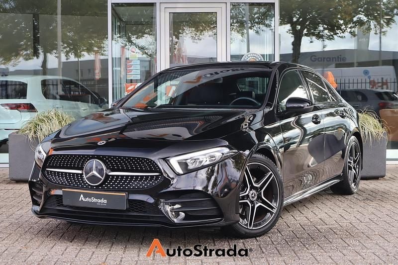 Zwart Gebruikt 2022 Mercedes A180 AMG line Sedan | € 27.495 (Goede deal) - Afbeelding 1/4