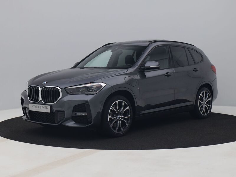 Grijs, metallic lak Gebruikt 2021 BMW X1 M Sport SUV | € 30.500 (Goede deal) - Afbeelding 1/4