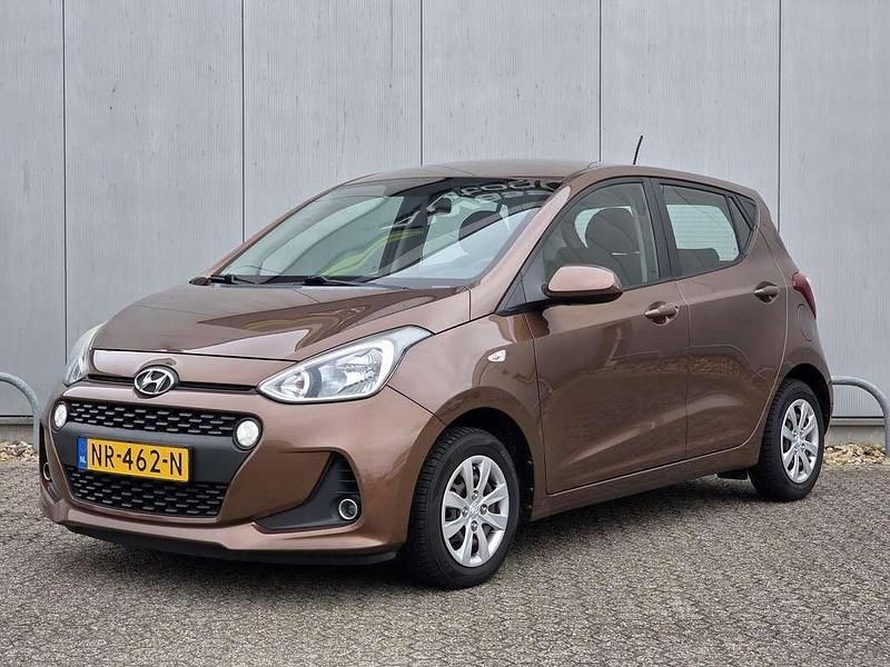 Bruin, metallic lak Gebruikt 2017 Hyundai i10 Hatchback | € 7.340 (Eerlijke prijs) - Afbeelding 1/4