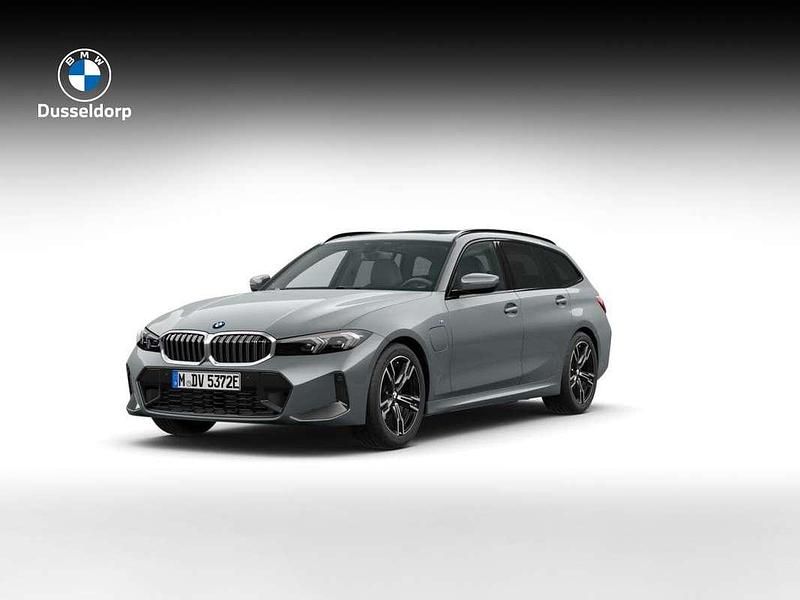 Grijs Nieuw 2025 BMW 330e M Sport Stationwagen | € 68.511 (Super prijs) - Afbeelding 1/4