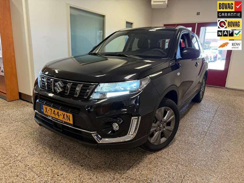 Zwart Gebruikt 2024 Suzuki Vitara SUV | € 28.999 (Eerlijke prijs) - Afbeelding 1/4