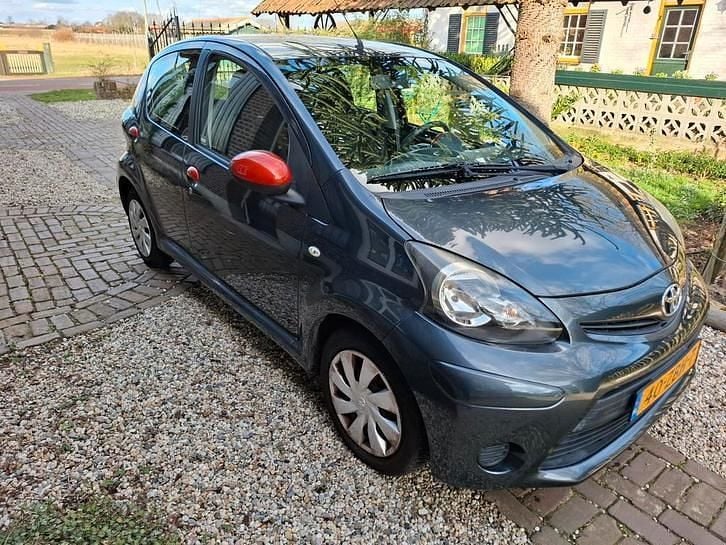 Occasion Toyota Aygo 68 PK (50 kW) 2012 Grijs Hatchback