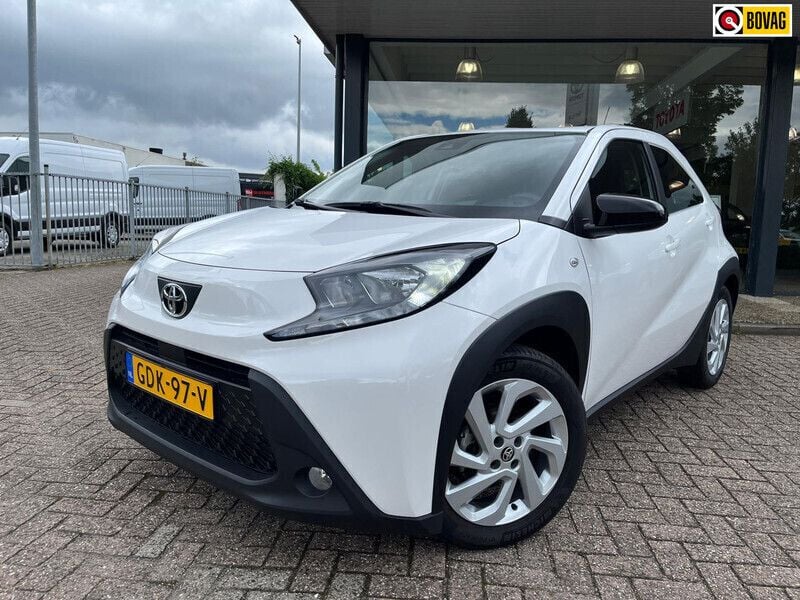 Wit Gebruikt 2023 Toyota Aygo Pulse Hatchback | € 17.950 (Eerlijke prijs) - Afbeelding 1/4