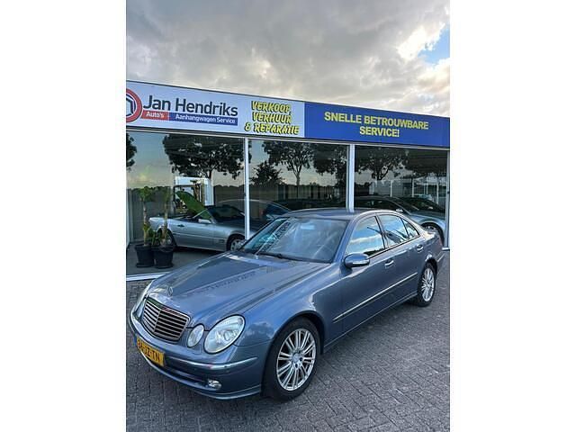 Blauw Gebruikt 2002 Mercedes E240 Avantgarde Sedan | € 3.750 - Afbeelding 1/4