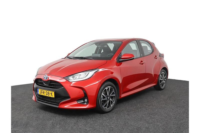 Rood Gebruikt 2023 Toyota Yaris Hybrid Edition Hatchback | € 23.950 (Eerlijke prijs) - Afbeelding 1/1