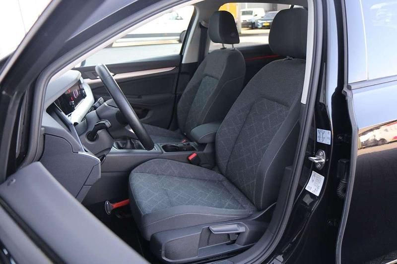 Occasion VW Golf VIII Life 131 PK (96 kW) 2021 Zwart Hatchback