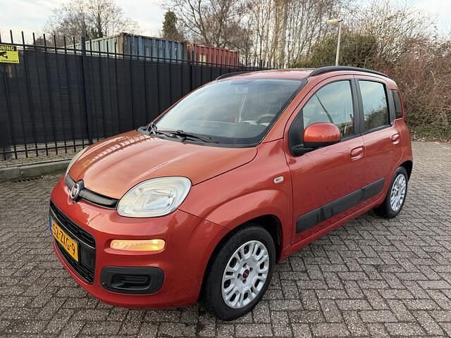 Rood (metallic) Occasion 2013 Fiat Panda Easy Hatchback | € 3.450 (Eerlijke prijs) - Afbeelding 1/4