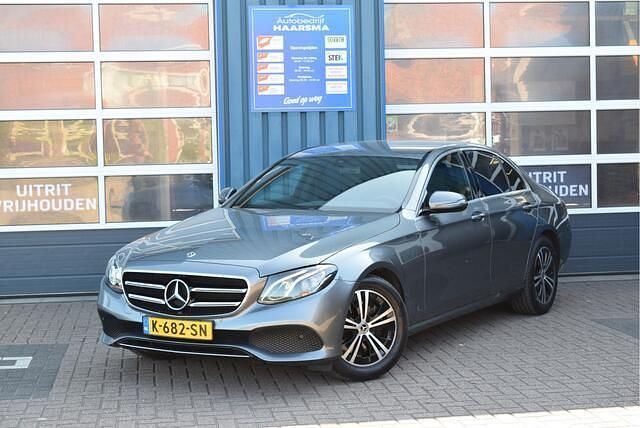 Grijs Gebruikt 2020 Mercedes E200 Advantage Sedan | € 34.650 (Eerlijke prijs) - Afbeelding 1/4