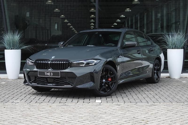 Grijs Nieuw 2025 BMW 330e M Sport Sedan | € 68.604 (Eerlijke prijs) - Afbeelding 1/4