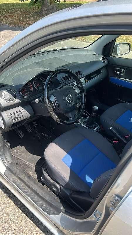 Zilver Gebruikt 2004 Mazda 2 Touring Hatchback | € 1.650 (Eerlijke prijs) - Afbeelding 1/4