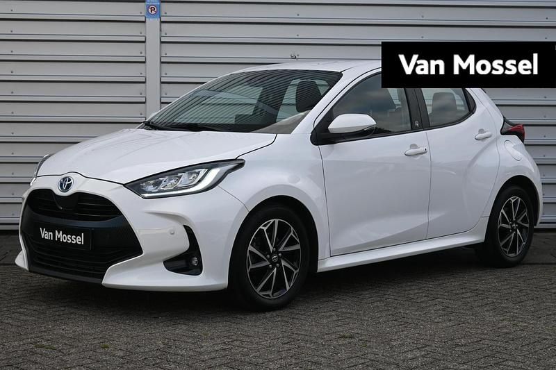 Wit Gebruikt 2021 Toyota Yaris Hybrid Play Hatchback | € 19.945 (Goede deal) - Afbeelding 1/4