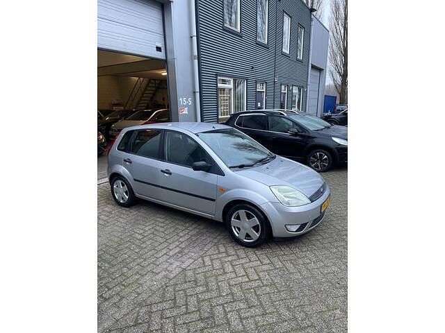 Grijs Gebruikt 2002 Ford Fiesta Hatchback | € 1.650 (Eerlijke prijs) - Afbeelding 1/4
