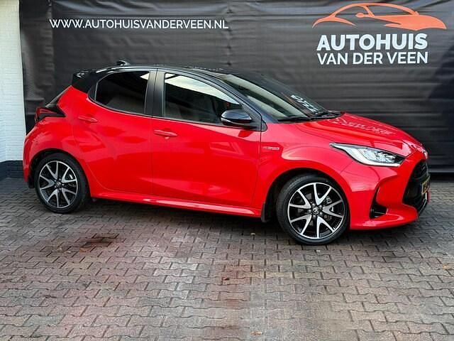 Occasion Toyota Yaris Hybrid Executive 2021 Rood Hatchback