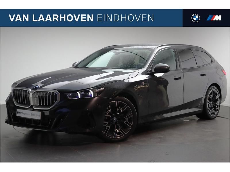 Grijs Occasion 2024 BMW 530e Comfort Edition Stationwagen | € 59.950 (Eerlijke prijs) - Afbeelding 1/4