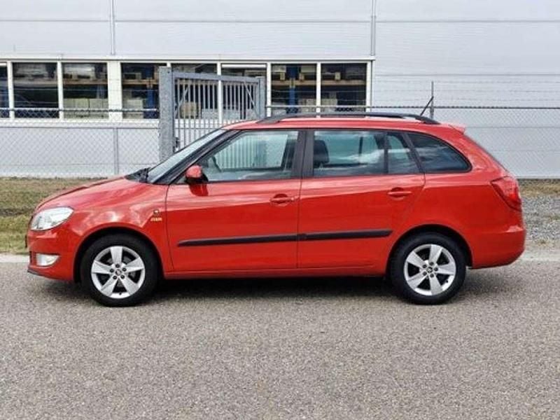 Rood Occasion 2014 Skoda Fabia Stationwagen | € 5.499 (Eerlijke prijs) - Afbeelding 1/4