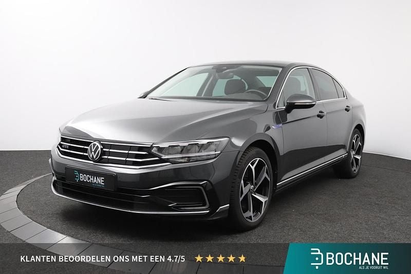 Grijs Gebruikt 2021 VW Passat Business Sedan | € 24.695 (Eerlijke prijs) - Afbeelding 1/4