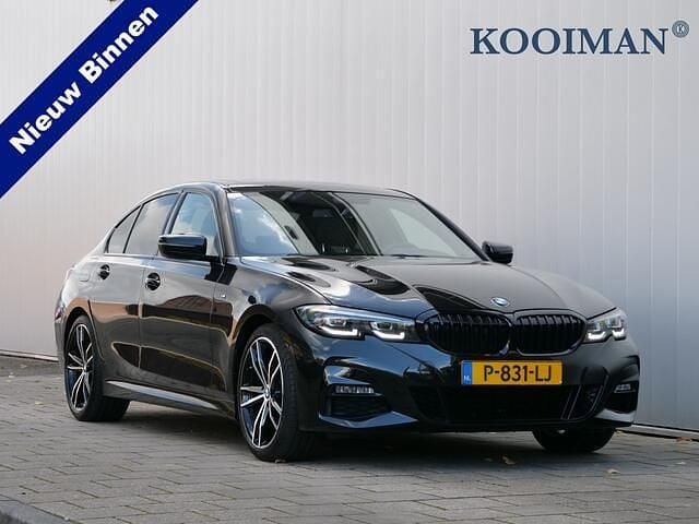 Zwart Gebruikt 2022 BMW 318 Comfort Edition Sedan | € 33.950 (Eerlijke prijs) - Afbeelding 1/4