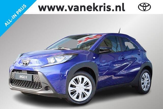 Blauw Gebruikt 2024 Toyota Aygo X Play SUV | € 17.440 - Afbeelding 1/4