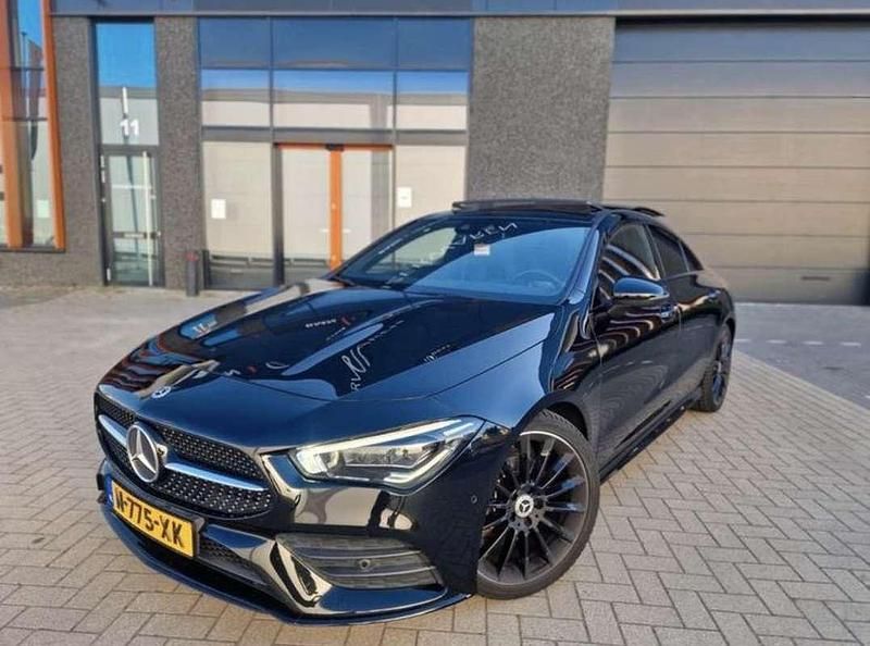 Zwart Gebruikt 2021 Mercedes CLA180 Premium Plus Sedan | € 27.950 (Goede deal) - Afbeelding 1/4