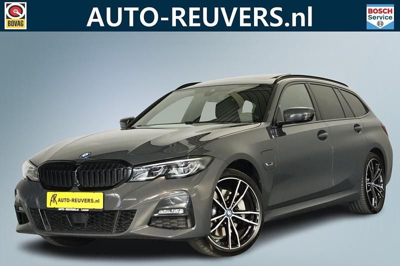 Grijs Gebruikt 2022 BMW 330e M Sport Stationwagen | € 31.900 (Goede deal) - Afbeelding 1/4