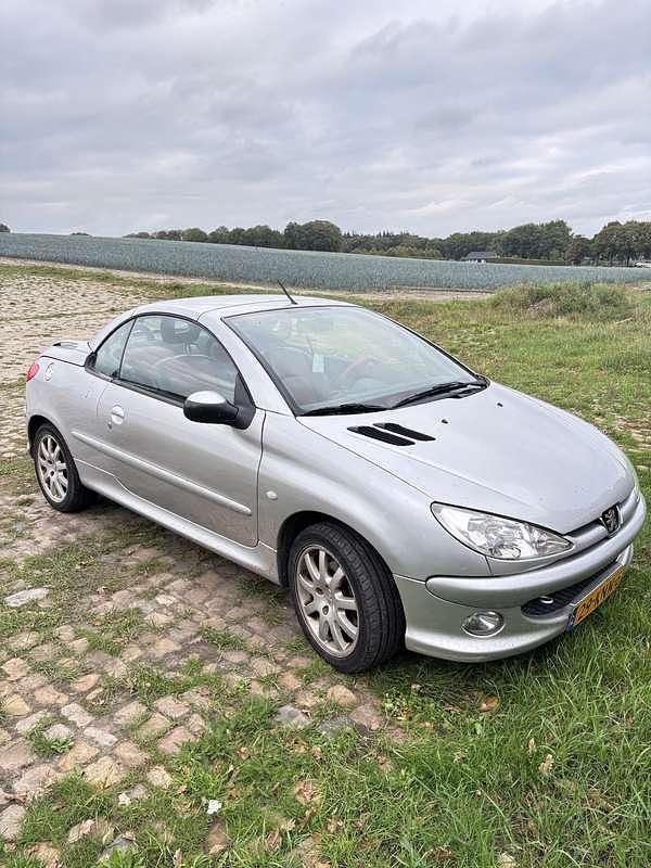 Grijs Gebruikt 2002 Peugeot 206 Cabriolet | € 750 (Goede deal) - Afbeelding 1/4