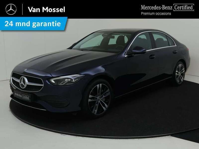 Blauw, metallic lak Gebruikt 2023 Mercedes C300e Luxury Sedan | € 45.945 (Eerlijke prijs) - Afbeelding 1/4