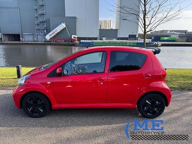 Occasion Toyota Aygo 68 PK (50 kW) 2007 Rood Hatchback
