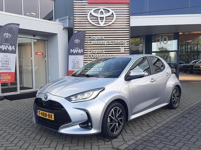 Grijs Gebruikt 2023 Toyota Yaris Hybrid Business Edition Hatchback | € 20.700 (Eerlijke prijs) - Afbeelding 1/4