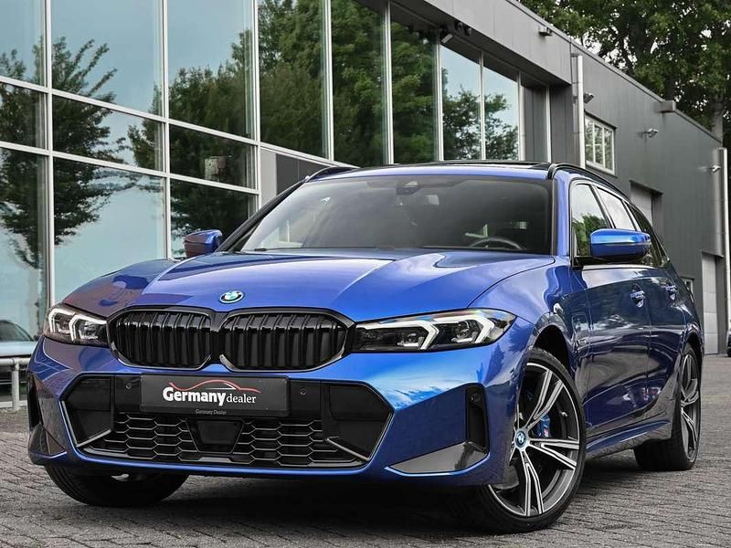 Blauw Gebruikt 2022 BMW 330e M Sport Stationwagen | € 47.949 (Duur) - Afbeelding 1/4