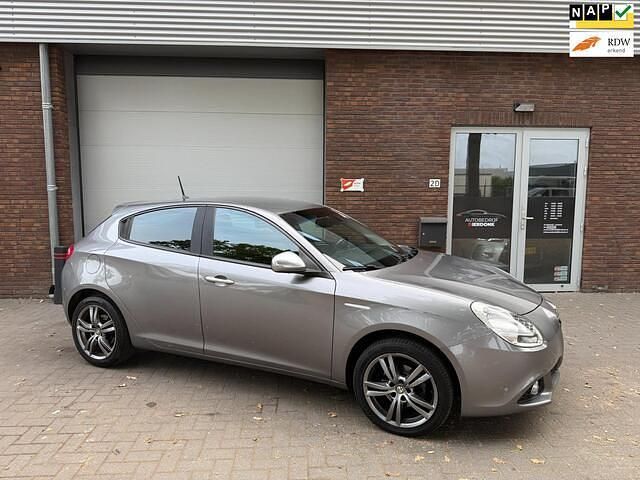 Grijs Gebruikt 2015 Alfa Romeo Giulietta Distinctive Hatchback | € 6.999 (Eerlijke prijs) - Afbeelding 1/4