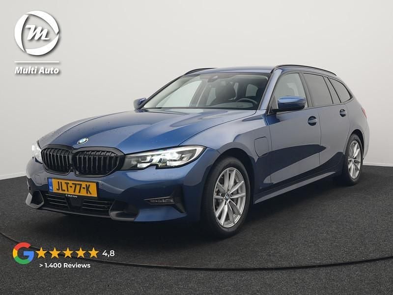 Blauw (metallic) Occasion 2021 BMW 330e Sport Line Stationwagen | € 26.940 (Super prijs) - Afbeelding 1/3