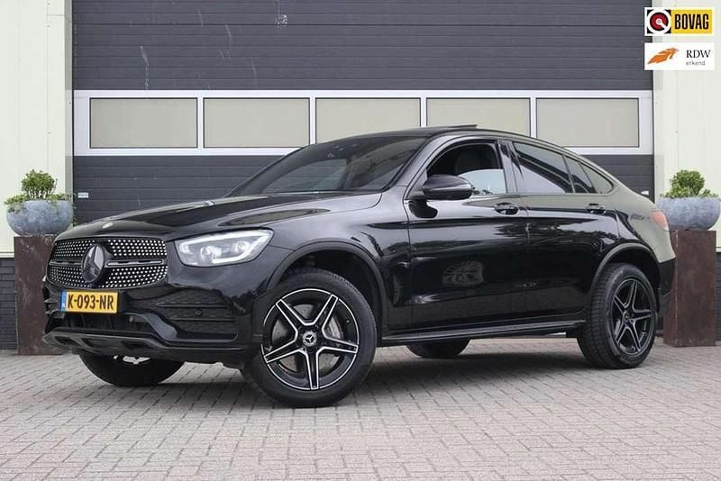 Zwart, metallic lak Gebruikt 2021 Mercedes GLC300e Business Coupé | € 45.900 (Goede deal) - Afbeelding 1/4