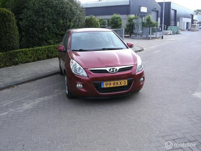 Rood Gebruikt 2011 Hyundai i20 Edition Hatchback | € 4.500 (Eerlijke prijs) - Afbeelding 1/4