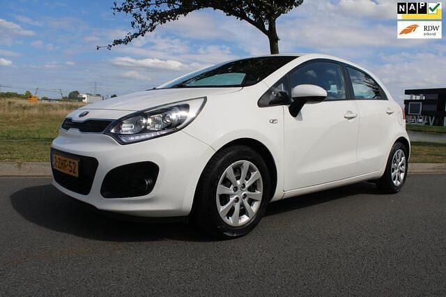 Wit Gebruikt 2015 Kia Rio Hatchback | € 3.975 (Super prijs) - Afbeelding 1/4