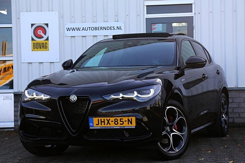 Zwart Gebruikt 2024 Alfa Romeo Stelvio Veloce SUV | € 66.900 - Afbeelding 1/4