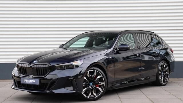 Zwart Gebruikt 2025 BMW 550e M Sport Stationwagen | € 107.950 (Goede deal) - Afbeelding 1/4